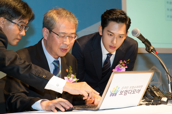 임종룡(가운데) 금융위원장과 핀테크 홍보대사인 배우 임시완(오른쪽)이 23일 오후 서울 종로구 그랑서울 나인트리컨벤션에서 열린 ‘제 6차 핀테크지원센터 데모 데이’에 참석해 온라인보험슈퍼마켓 가입 시연을 하고 있다