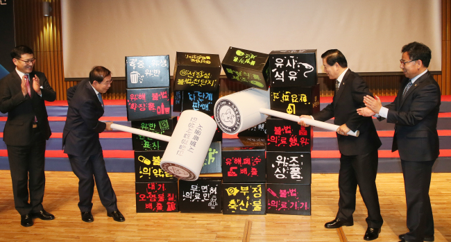 <YONHAP PHOTO-2410> 서울시 민생사법경찰단 발대식 (서울=연합뉴스) 진성철 기자 = 23일 서울시청에서 열린 서울시 민생사법경찰단 발대식에서 박원순 시장(왼쪽 두번째)과 박래학 서울시의회 의장 등이 불법 단속 대상 사례들을 망치로 부수고 있다. 2015.11.23 zjin@yna.co.kr/2015-11-23 16:19:23/ <저작권자 ⓒ 1980-2015 ㈜연합뉴스. 무단 전재 재배포 금지.>
<YONHAP PHOTO-2410> 서울시 민생사법경찰단 발대식 (서울=연합뉴스) 진성철 기자 = 23일 서울시청에서 열린 서울시 민생사법경찰단 발대식에서 박원순 시장(왼쪽 두번째)과 박래학 서울시의회 의장 등이 불법 단속 대상 사례들을 망치로 부수고 있다. 2015.11.23 zjin@yna.co.kr/2015-11-23 16:19:23/ <저작권자 ⓒ 1980-2015 ㈜연합뉴스. 무단 전재 재배포 금지.>