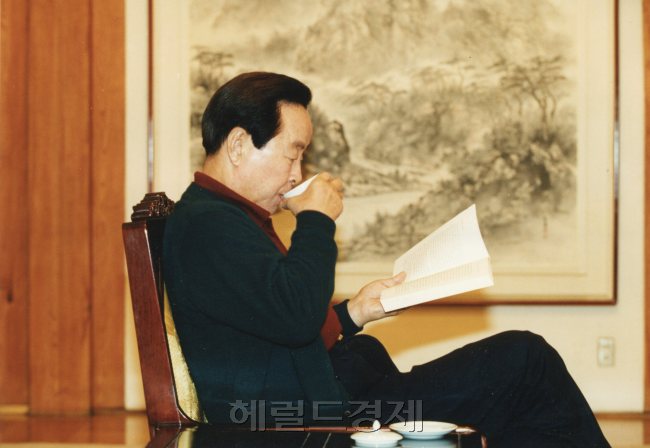 김영삼 전 대통령이 재임 시절 관저에서 차를 마시는 모습 [헤럴드 DB]
김영삼 전 대통령이 재임 시절 관저에서 차를 마시는 모습
[헤럴드 DB]