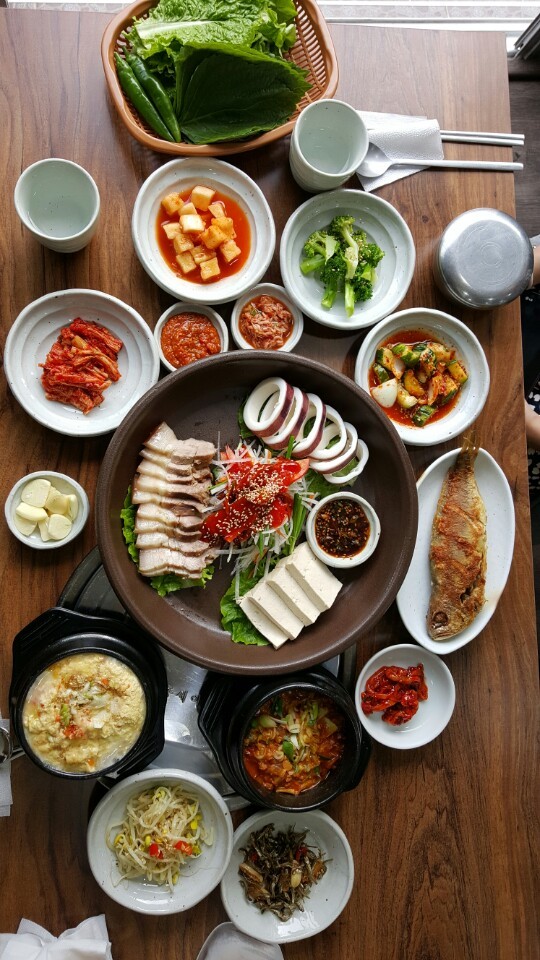 한상 가득 차린 천보식당의 정식 메뉴.