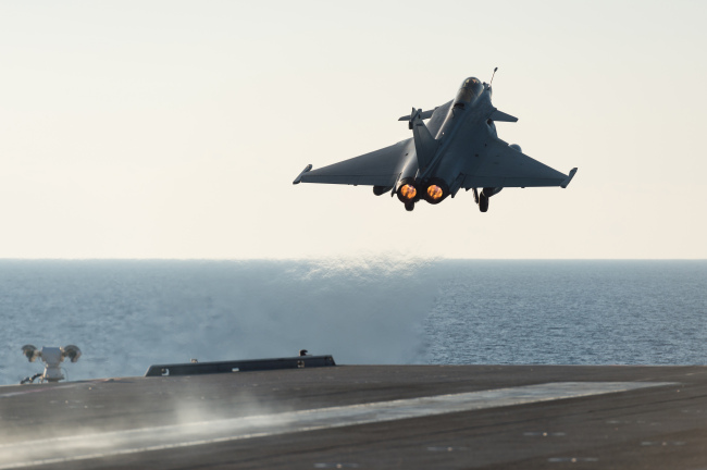 <YONHAP PHOTO-0107> This photo released on Monday, Nov. 23, 2015 by the French Army Communications Audiovisual office (ECPAD) shows a French army Rafale fighter jet taking off from the deck of France's aircraft carrier Charles De Gaulle, in the Mediterranean sea. The French Defense Ministry says it has launched its first airstrikes from the aircraft carrier Charles de Gaulle, bombing Islamic State targets in the Iraqi cities of Ramadi and Mosul. (Defense Ministry/ECPAD via AP) THIS IMAGE MAY ONLY BE USED FOR 30 DAYS FROM TIME TRANSMISSION./2015-11-24 05:40:28/ <저작권자 ⓒ 1980-2015 ㈜연합뉴스. 무단 전재 재배포 금지.>
This photo released on Monday shows a French army Rafale fighter jet taking off from the deck of France’s aircraft carrier the Charles De Gaulle, in the Mediterranean Sea.    AP-Yonhap