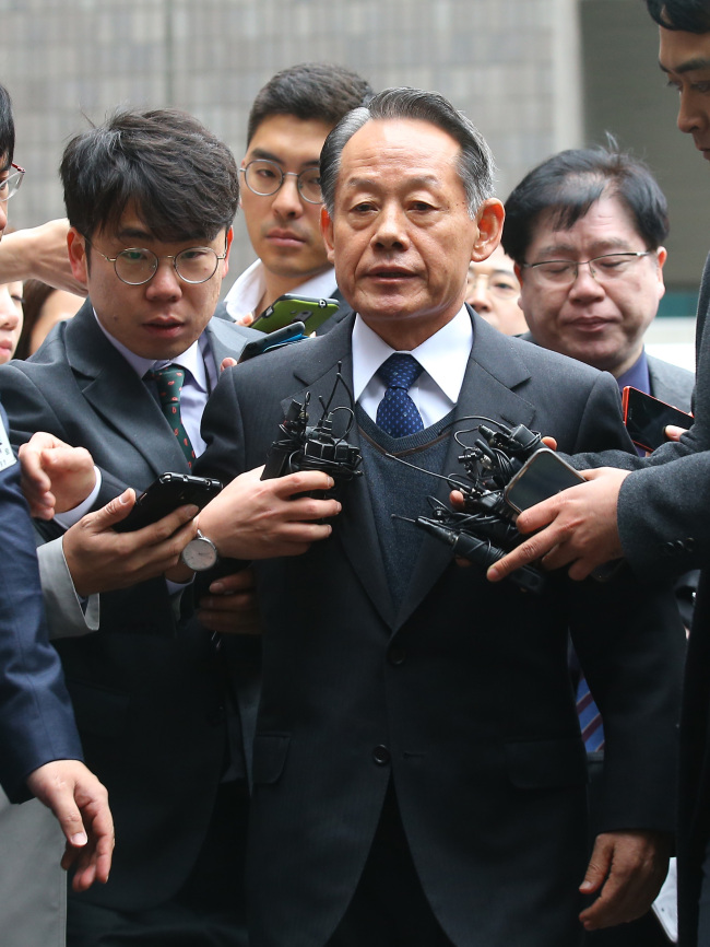 <YONHAP PHOTO-0576> 검찰 출석한 최윤희 전 합참의장 (서울=연합뉴스) 김도훈 기자 = 해상작전헬기 '와일드캣(AW-159)'도입 비리 연루 의혹을 받고 있는 최윤희 전 합참의장이 24일 오전 서울 서초구 서울중앙지검 별관에 피의자 신분으로 출석하며 취재진의 질문을 받고 있다. 방위사업비리 정부합동수사단은 2012년 와일드캣이 우리 군의 해상작전헬기로 선정될 당시 해군참모총장이었던 최 전의장을 상대로 와일드캣 도입 과정에 개입했는지, 기종 선정을 둘러싸고 금품거래가 있었는지 등을 조사할 계획이다. 2015.11.24 superdoo82@yna.co.kr/2015-11-24 10:04:53/ <저작권자 ⓒ 1980-2015 ㈜연합뉴스. 무단 전재 재배포 금지.>
Choi Yoon-hee appears at the Seoul Central District Prosecutors’ Office on Tuesday.   Yonhap