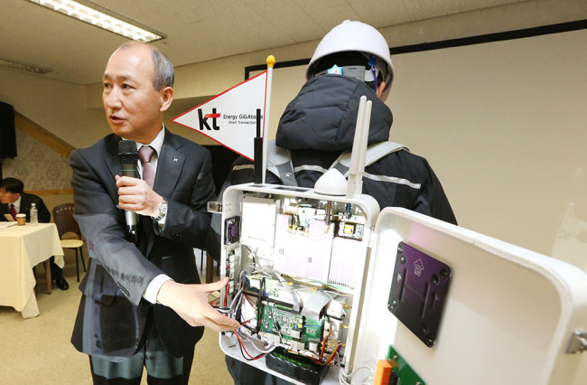 Oh Sung-mok, KT’s network division head, introduces a transportable base station, dubbed the LTE Backpack, during a showcase event of the public safety LTE technologies in PyeongChang, Gangwon Province, Tuesday. (KT)