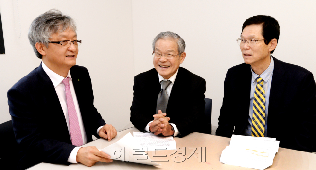 지난 18일 서울 용산구 후암동 헤럴드 사옥에서 ‘빛을 잃은 한국경제, 아산에게 길을 묻다’는 주제로 열린 좌담회에서 참석자들은 아산이 단순히 돈만 버는 게 아니고 사업으로 보국(報國)하고 미래 비전까지 제시했다는데 공감대를 이뤘다. 왼쪽부터 강인수 원장, 권태신 원장, 허영도 교수 ./박현구 기자/phk@heraldcorp.com