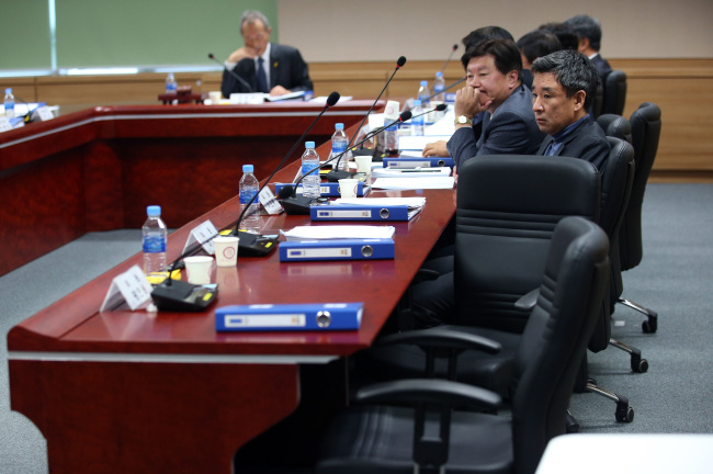 The Sewol Special Investigation Committee holds a meeting on Monday, with members picked by the ruling Saenuri Party boycotting the panel's decision to probe President Park's whereabouts on the day the ferry Sewol sank off last year. (Yonhap)