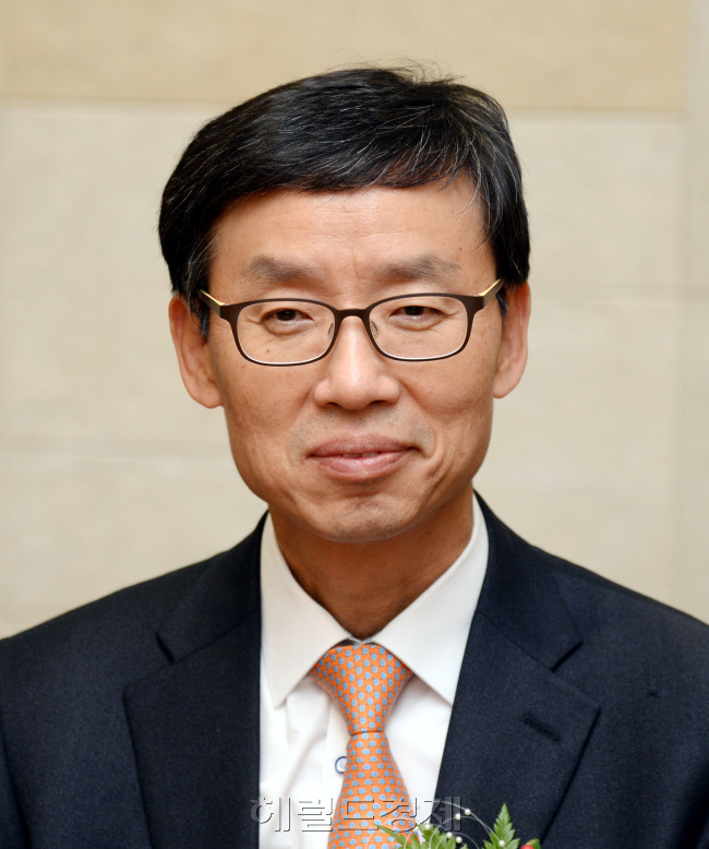 헤럴드경제는 한국거래소, 코스닥협회와 공동으로 오는 11월 24, 25일 이틀간 삼성동 코엑스 B2홀에서 ‘2015년 제6회 코스닥ㆍ코넥스 상장기업 취업박람회’를 개최하고 있다.  올해로 6회째인 이 행사에는 80여개 상장 기업들이 참여해, 열정과 패기로 넘치는 젊은이들의 채용에 나선다.<br /><br />올해 참가기업은 유진로봇과 JYP, 에스에너지, 실리콘웍스, 리드 등 코스닥과 코넥스 시장 대표 기업들이다. 채용 예상 규모는 약 1000여명으로 추산된다. 박현구 기자phko@heraldcorp.com. 2015.11.24
헤럴드경제는 한국거래소, 코스닥협회와 공동으로 오는 11월 24, 25일 이틀간 삼성동 코엑스 B2홀에서 ‘2015년 제6회 코스닥ㆍ코넥스 상장기업 취업박람회’를 개최하고 있다.  올해로 6회째인 이 행사에는 80여개 상장 기업들이 참여해, 열정과 패기로 넘치는 젊은이들의 채용에 나선다.
올해 참가기업은 유진로봇과 JYP, 에스에너지, 실리콘웍스, 리드 등 코스닥과 코넥스 시장 대표 기업들이다. 채용 예상 규모는 약 1000여명으로 추산된다. 박현구 기자phko@heraldcorp.com. 2015.11.24