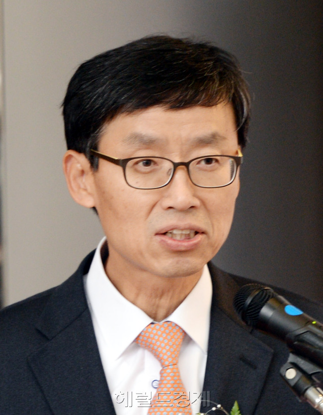 헤럴드경제는 한국거래소, 코스닥협회와 공동으로 오는 11월 24, 25일 이틀간 삼성동 코엑스 B2홀에서 ‘2015년 제6회 코스닥ㆍ코넥스 상장기업 취업박람회’를 개최하고 있다.  올해로 6회째인 이 행사에는 80여개 상장 기업들이 참여해, 열정과 패기로 넘치는 젊은이들의 채용에 나선다.<br /><br />올해 참가기업은 유진로봇과 JYP, 에스에너지, 실리콘웍스, 리드 등 코스닥과 코넥스 시장 대표 기업들이다. 채용 예상 규모는 약 1000여명으로 추산된다. 박현구 기자phko@heraldcorp.com. 2015.11.24
헤럴드경제는 한국거래소, 코스닥협회와 공동으로 오는 11월 24, 25일 이틀간 삼성동 코엑스 B2홀에서 ‘2015년 제6회 코스닥ㆍ코넥스 상장기업 취업박람회’를 개최하고 있다.  올해로 6회째인 이 행사에는 80여개 상장 기업들이 참여해, 열정과 패기로 넘치는 젊은이들의 채용에 나선다.
올해 참가기업은 유진로봇과 JYP, 에스에너지, 실리콘웍스, 리드 등 코스닥과 코넥스 시장 대표 기업들이다. 채용 예상 규모는 약 1000여명으로 추산된다. 박현구 기자phko@heraldcorp.com. 2015.11.24