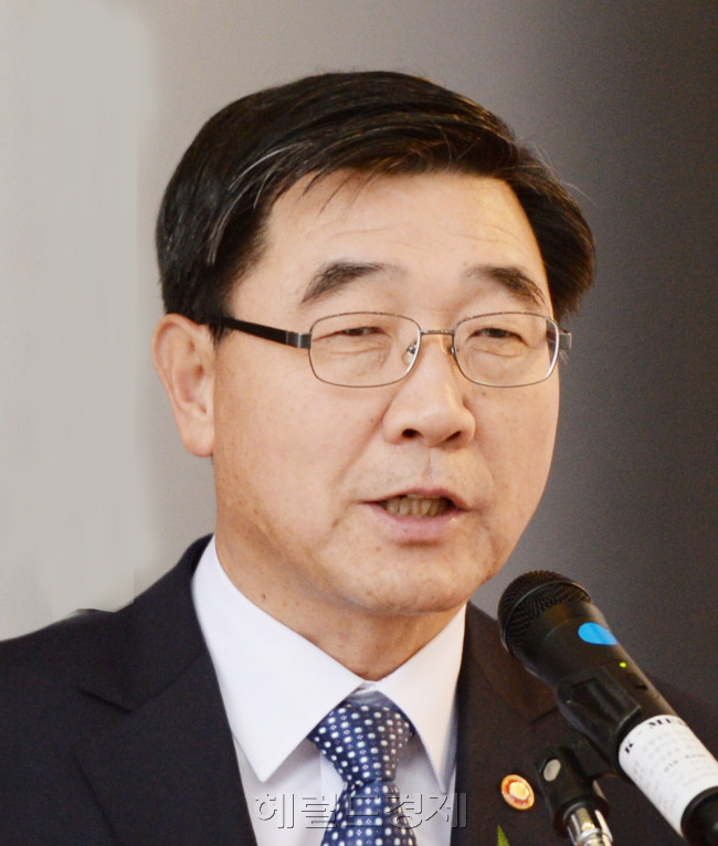 헤럴드경제는 한국거래소, 코스닥협회와 공동으로 오는 11월 24, 25일 이틀간 삼성동 코엑스 B2홀에서 ‘2015년 제6회 코스닥ㆍ코넥스 상장기업 취업박람회’를 개최하고 있다.  올해로 6회째인 이 행사에는 80여개 상장 기업들이 참여해, 열정과 패기로 넘치는 젊은이들의 채용에 나선다.<br /><br />올해 참가기업은 유진로봇과 JYP, 에스에너지, 실리콘웍스, 리드 등 코스닥과 코넥스 시장 대표 기업들이다. 채용 예상 규모는 약 1000여명으로 추산된다. 박현구 기자phko@heraldcorp.com. 2015.11.24
헤럴드경제는 한국거래소, 코스닥협회와 공동으로 오는 11월 24, 25일 이틀간 삼성동 코엑스 B2홀에서 ‘2015년 제6회 코스닥ㆍ코넥스 상장기업 취업박람회’를 개최하고 있다.  올해로 6회째인 이 행사에는 80여개 상장 기업들이 참여해, 열정과 패기로 넘치는 젊은이들의 채용에 나선다.
올해 참가기업은 유진로봇과 JYP, 에스에너지, 실리콘웍스, 리드 등 코스닥과 코넥스 시장 대표 기업들이다. 채용 예상 규모는 약 1000여명으로 추산된다. 박현구 기자phko@heraldcorp.com. 2015.11.24