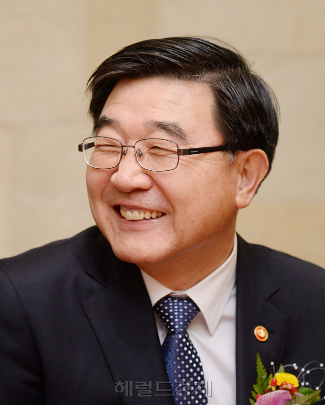 헤럴드경제는 한국거래소, 코스닥협회와 공동으로 오는 11월 24, 25일 이틀간 삼성동 코엑스 B2홀에서 ‘2015년 제6회 코스닥ㆍ코넥스 상장기업 취업박람회’를 개최하고 있다.  올해로 6회째인 이 행사에는 80여개 상장 기업들이 참여해, 열정과 패기로 넘치는 젊은이들의 채용에 나선다.<br /><br />올해 참가기업은 유진로봇과 JYP, 에스에너지, 실리콘웍스, 리드 등 코스닥과 코넥스 시장 대표 기업들이다. 채용 예상 규모는 약 1000여명으로 추산된다. 박현구 기자phko@heraldcorp.com. 2015.11.24
헤럴드경제는 한국거래소, 코스닥협회와 공동으로 오는 11월 24, 25일 이틀간 삼성동 코엑스 B2홀에서 ‘2015년 제6회 코스닥ㆍ코넥스 상장기업 취업박람회’를 개최하고 있다.  올해로 6회째인 이 행사에는 80여개 상장 기업들이 참여해, 열정과 패기로 넘치는 젊은이들의 채용에 나선다.
올해 참가기업은 유진로봇과 JYP, 에스에너지, 실리콘웍스, 리드 등 코스닥과 코넥스 시장 대표 기업들이다. 채용 예상 규모는 약 1000여명으로 추산된다. 박현구 기자phko@heraldcorp.com.