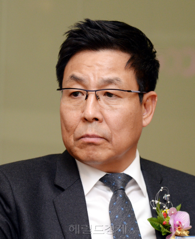 헤럴드경제는 한국거래소, 코스닥협회와 공동으로 오는 11월 24, 25일 이틀간 삼성동 코엑스 B2홀에서 ‘2015년 제6회 코스닥ㆍ코넥스 상장기업 취업박람회’를 개최하고 있다.  올해로 6회째인 이 행사에는 80여개 상장 기업들이 참여해, 열정과 패기로 넘치는 젊은이들의 채용에 나선다.<br /><br />올해 참가기업은 유진로봇과 JYP, 에스에너지, 실리콘웍스, 리드 등 코스닥과 코넥스 시장 대표 기업들이다. 채용 예상 규모는 약 1000여명으로 추산된다. 박현구 기자phko@heraldcorp.com. 2015.11.24
헤럴드경제는 한국거래소, 코스닥협회와 공동으로 오는 11월 24, 25일 이틀간 삼성동 코엑스 B2홀에서 ‘2015년 제6회 코스닥ㆍ코넥스 상장기업 취업박람회’를 개최하고 있다.  올해로 6회째인 이 행사에는 80여개 상장 기업들이 참여해, 열정과 패기로 넘치는 젊은이들의 채용에 나선다.
올해 참가기업은 유진로봇과 JYP, 에스에너지, 실리콘웍스, 리드 등 코스닥과 코넥스 시장 대표 기업들이다. 채용 예상 규모는 약 1000여명으로 추산된다. 박현구 기자phko@heraldcorp.com. 2015.11.24