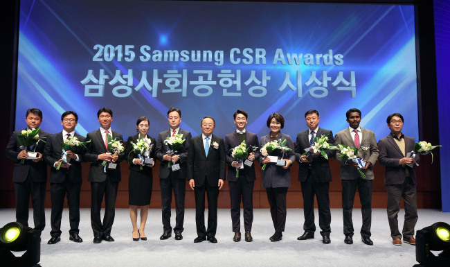 <YONHAP PHOTO-2392> 2015 삼성사회공헌상 자원봉사팀상 (서울=연합뉴스) 24일 삼성전자 서초사옥 다목적홀에서 열린 '2015 삼성사회공헌상' 시상식에서 자원봉사팀상 수상자들이 기념촬영을 하고있다. 왼쪽부터 삼성전자 환경안전팀 김봉찬 대리, 삼성SDS 사이사이봉사팀 윤형관 부장, 삼성중공업 산울림봉사단 김승태 지도사, 삼성엔지니어링 여사우회 조용주 대리, 삼성생명 이수빈 회장, 삼성생명 강북사랑드림팀 박세철 차장, 삼성카드 디썸봉사팀 김준형 주임, 삼성물산 리조트부문 행복지킴이 박동영 책임, 에스원 큰나눔봉사단 김창식 전임, 삼성전자 인도 뱅갈로연구소 Ravikumar Kalaimani(라비쿠마 칼라이마니), 삼성물산 건설부문 싱가폴 White Cane 봉사팀 김강식 차장. 2015.11.24 photo@yna.co.kr/2015-11-24 20:32:28/ <저작권자 ⓒ 1980-2015 ㈜연합뉴스. 무단 전재 재배포 금지.>