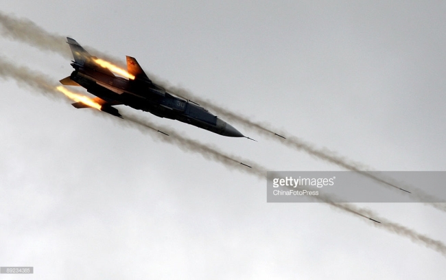 러시아 Su-24 전폭기. 11월 24일 터키 공군의 F-16전투기가 쏜 미사일에 맞아 이 기종이 전폭기가 추락하면서 전자전 능력이 형편없다는 평가를 받았다. [게티이미지]
