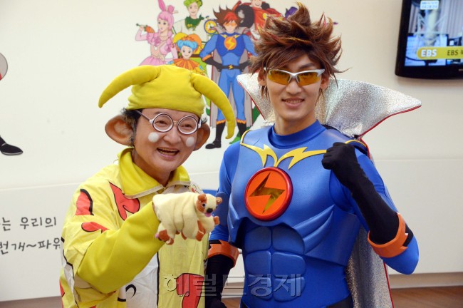 영웅 번개맨(서지훈·오른쪽)과 해결사 뚝딱이 아빠(김종석)가 만났다. 무대 밖에선 만난 적이 없는 두 사람이 자리를 함께 하자, 농담도 절로 나온다. “언제라도 번개맨이 될 수 있도록 체력 단련 중이에요. 뚝딱이 아빠는 손해볼 게 없거든요.(웃음)”(김종석) 정희조 기자/checho@heraldcorp.com