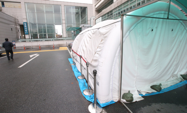 A Seoul-based hospital's separate, temporary clinic for potential MERS patients is now left unused. Yonhap