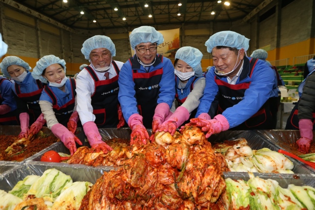 <YONHAP PHOTO-2385> 우리은행, '김장 나눔 한마당' (서울=연합뉴스) 25일 서울 강서구 KBS스포츠월드(구 88체육관)에서 우리은행 이광구 은행장(오른쪽 세 번째)이 최주환 한국사회복지관협회장(오른쪽 네 번째), 박원춘 노조위원장(오른쪽 첫 번째) 및 우리은행 그룹신입사원들과 김장김치를 담그고 있다. 이날 담근 김치는 전국의 사회복지관 200개소를 통해 어려운 이웃들에게 전달될 예정이다. 2015.11.25 << 우리은행 제공 >> photo@yna.co.kr/2015-11-25 16:39:33/ <저작권자 ⓒ 1980-2015 ㈜연합뉴스. 무단 전재 재배포 금지.>
<YONHAP PHOTO-2385> 우리은행, '김장 나눔 한마당' (서울=연합뉴스) 25일 서울 강서구 KBS스포츠월드(구 88체육관)에서 우리은행 이광구 은행장(오른쪽 세 번째)이 최주환 한국사회복지관협회장(오른쪽 네 번째), 박원춘 노조위원장(오른쪽 첫 번째) 및 우리은행 그룹신입사원들과 김장김치를 담그고 있다. 이날 담근 김치는 전국의 사회복지관 200개소를 통해 어려운 이웃들에게 전달될 예정이다. 2015.11.25 << 우리은행 제공 >> photo@yna.co.kr/2015-11-25 16:39:33/ <저작권자 ⓒ 1980-2015 ㈜연합뉴스. 무단 전재 재배포 금지.>
