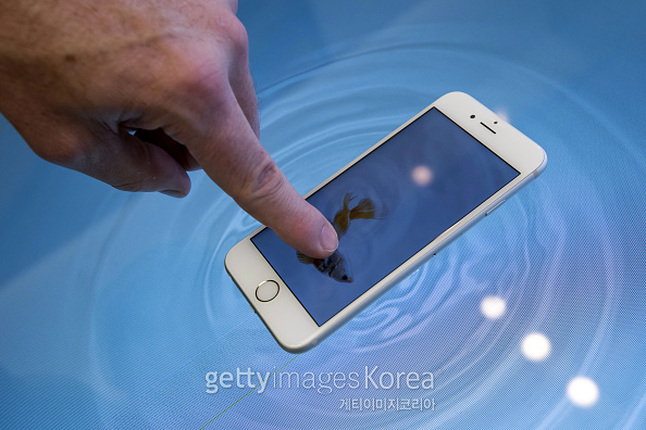 애플의 아이폰. 애플은 2018년 OLED를 탑재한 애플을 출시할 예정이다. [자료=게티이미지]