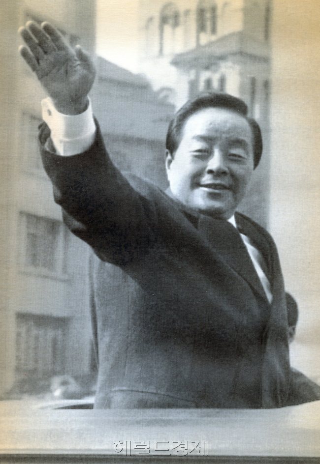 고 김영삼 전 대통령이 1993년 2월 제14대 대통령에 취임할 때 모습. 이젠 국민에게 ‘잘 있으시오’라고 말하는 듯하다. [사진=헤럴드 DB]