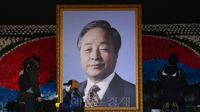 26일 오전 서울 여의도 국회에서 고 김영삼 전 대통령의 국가장 영결식장이 마련되고 있다. 박해묵 기자 mook@heraldcorp.com