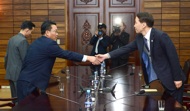 Kim Ki-woong (right), assistant minister of South Korea’s Unification Ministry’s Special Office for Inter-Korean Dialogue, shakes hands with Hwang Chol (left), a senior official of the North’s Committee for Peaceful Unification of the Fatherland before their talks in Tongilgak on the North Korean side of the border village of Panmunjeom on Thursday. Yonhap