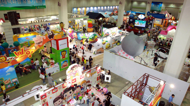 Visitors look around the 2014 Seoul Character & Licensing Fair held in July 2014. (KOCCA)