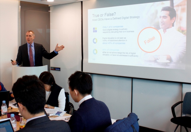 Ross Fowler, president of Cisco’s Digital Transformation and IoE Acceleration in Asia-Pacific and Japan, delivers a presentation at the firm‘s office in Songdo, west of Seoul on Thursday. (Cisco Korea)
