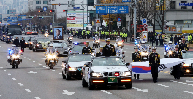 A motorcade carrying the coffin of late President Kim Young-sam heads to his residence in Sangdo-dong, after a state funeral held at National Assembly on Thursday. (Yonhap)