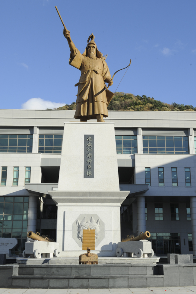 ‘칼차고 활멘’ 이순신 장군 동상, 해군사관학교에 건립