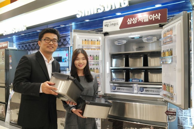 삼성전자 생활가전사업부 전략마케팅팀의 김현진 과장(사진 왼쪽)과 임효진 대리가 올 하반기 야심차게 선보인 김치냉장고 메탈그라운드(M9000)를 소개하고 있다.
[사진제공=삼성전자]