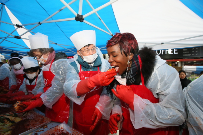 <YONHAP PHOTO-2043> '한번 잡숴봐!' (서울=연합뉴스) 26일 오전 서울 남대문시장에서 열린 사랑의 김장나눔 행사에서 한 참가자가 외국인 관광객에게 김치를 먹여주고 있다. 이날 담근 김장은 인근 중림동 등 쪽방촌 어려운 이웃에게 전달될 예정이다. 2015.11.26 << 중구청 제공 >> photo@yna.co.kr/2015-11-26 15:16:49/ <저작권자 ⓒ 1980-2015 ㈜연합뉴스. 무단 전재 재배포 금지.>
<YONHAP PHOTO-2043> '한번 잡숴봐!' (서울=연합뉴스) 26일 오전 서울 남대문시장에서 열린 사랑의 김장나눔 행사에서 한 참가자가 외국인 관광객에게 김치를 먹여주고 있다. 이날 담근 김장은 인근 중림동 등 쪽방촌 어려운 이웃에게 전달될 예정이다. 2015.11.26 << 중구청 제공 >> photo@yna.co.kr/2015-11-26 15:16:49/ <저작권자 ⓒ 1980-2015 ㈜연합뉴스. 무단 전재 재배포 금지.>