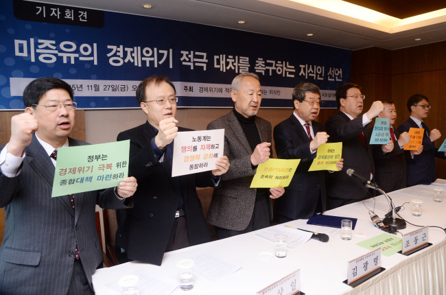 미증유의 경제위기에 적극 대처를 촉구하는 지식인의 선언을 27일 오전 한국프레스센터에서 하고 있다<br />왼쪽부터 양준모, 한상일,김광면,조동근,오정근,김기수, 오은환. 박현구 기자phko@heraldcorp.com/ 2015.11.2
미증유의 경제위기에 적극 대처를 촉구하는 지식인의 선언을 27일 오전 한국프레스센터에서 하고 있다
왼쪽부터 양준모, 한상일,김광면,조동근,오정근,김기수, 오은환. 박현구 기자phko@heraldcorp.com/ 2015.11.2