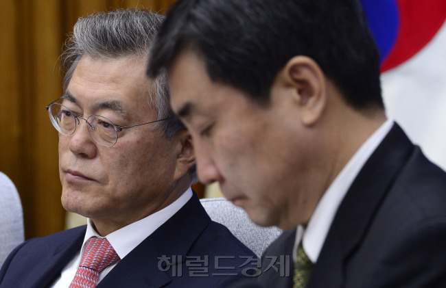 문재인 새정치민주연합 대표가 27일 오전 서울 여의도 국회에서 열린 최고위원회의-중진의원 연석회의에서 굳은 표정으로 참석의원들의 발언을 경청하고 있다. 박해묵 기자/mook@heraldcorp.com