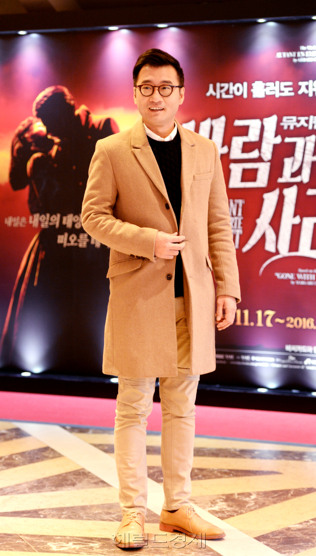 박영석 쇼미디어그룹 대표는 올해초 ‘바람과 함께 사라지다’ 초연 당시 이틀 빼고 공연장인 예술의전당에 출근하며 관객 반응을 살폈다. 관객들의 요구를 반영해 작품을 보완해나간 결과 초연 당시 혹평 대신 호평이 이어지고 있다. 박현구 기자/phko@heraldcorp.com
