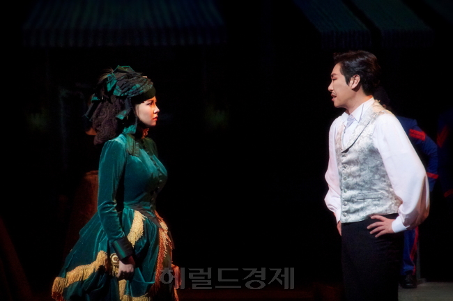 박영석 쇼미디어그룹 대표는 올해초 ‘바람과 함께 사라지다’ 초연 당시 이틀 빼고 공연장인 예술의전당에 출근하며 관객 반응을 살폈다. 관객들의 요구를 반영해 작품을 보완해나간 결과 초연 당시 혹평 대신 호평이 이어지고 있다. 박현구 기자/phko@heraldcorp.com