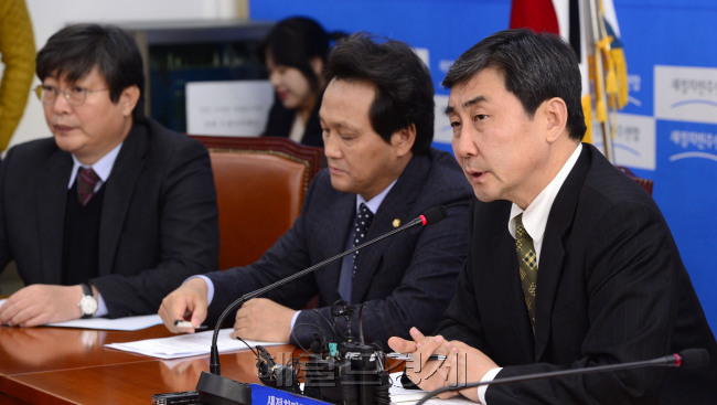 이종걸 새정치민주연합 원내대표가 29일 오전 서울 여의도 국회에서 정기국회 원내지도부 긴급기자간담회에서 인사말을 하고 있다. 박해묵 기자/mook@heraldcorp.com