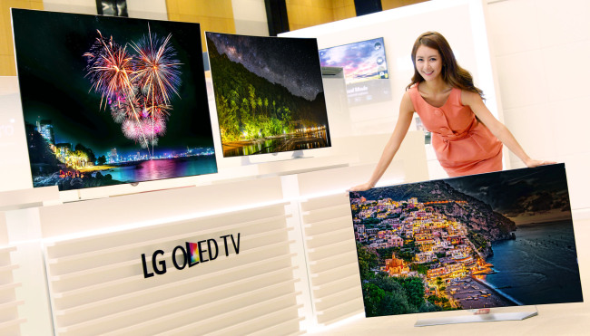 A model poses with LG Electronics’ OLED TV. (LGE)