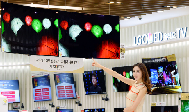 A model poses with LG Electronics’ OLED TV. (LGE)