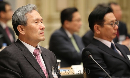 Kim Kwan-jin (left, front), chief of Cheong Wa Dae's National Security Office, attends a meeting of the presidential committee on unification preparation on Nov. 7. (Yonhap)