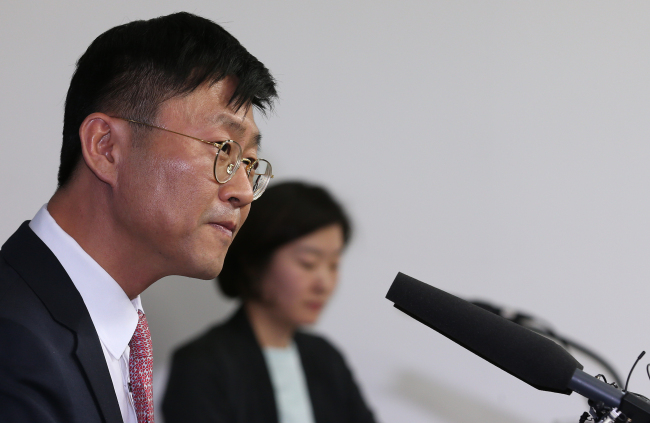 Do Kyu-sang, financial services chief at the Financial Supervisory Commission, speaks at a media meeting held at the agency's briefing room in Seoul on Sunday. Yonhap