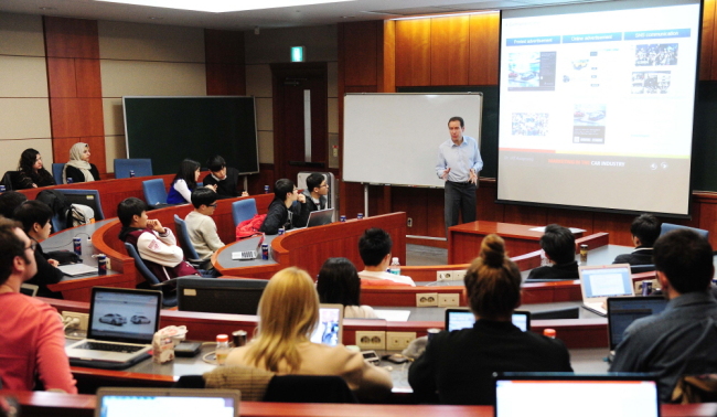 Han Sung Motor CEO Dr. Ulf Ausprung (right) delivers a lecture at Korea University in Seoul on Wednesday.　(Han Sung Motor)