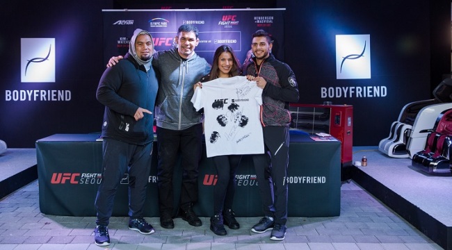 UFC 파이트 나이트 서울 메인 스폰서 바디프랜드가 게스트 파이터와 함께 준비한 이색 이벤트가 지난 27일 올림픽 체조경기장에서 열렸다. UFC 파이트 나이트 서울 경기 개최를 기념해 마크 헌트(왼쪽부터), 안토니오 노게이라, 줄리아나 페나, 야이르 로드리게스 등 4명의 스페셜 UFC 게스트 파이터가 ‘펀치 마사지’를 열고 있다.