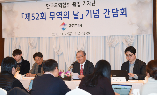 '제52회 무역의 날' 기념 출입기자 간담회 (서울=연합뉴스) 27일 서울 중구 소공동 롯데호텔에서 열린 '제52회 무역의 날' 기념 출입기자 간담회에서 김인호 한국무역협회 회장이 인사말을 하고 있다. 2015.11.29 << 무협 제공 >> photo@yna.co.kr (끝)