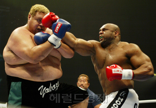 아케보노와 밥 샙(이상 왼쪽부터)의 12년 만의 재대결이 성사됐다. [사진 제공=K-1 월드와이드]