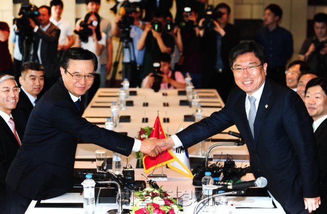 한ㆍ중 자유무역협정(FTA)이 지난 6월 1일 정식 서명됐다. 윤상직(오른쪽) 산업통상자원부 장관이 그랜드하얏트 호텔에서
열린‘ 한ㆍ중 자유무역협정(FTA) 서명식’에서 서명 후 가오후청(高虎城) 중국 상무부장과 악수하고 있다. [헤럴드경제DB]