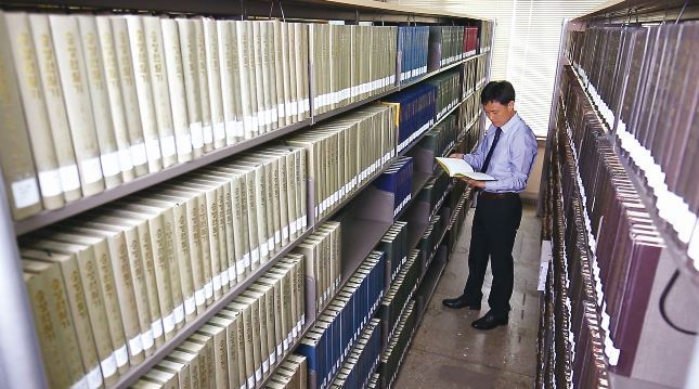 한국고전번역이 50주년을 맞았다. 하지만 인력 부족으로 승정원일기 등 국보 3책 번역은 수
십년이 더 걸릴 전망이다.