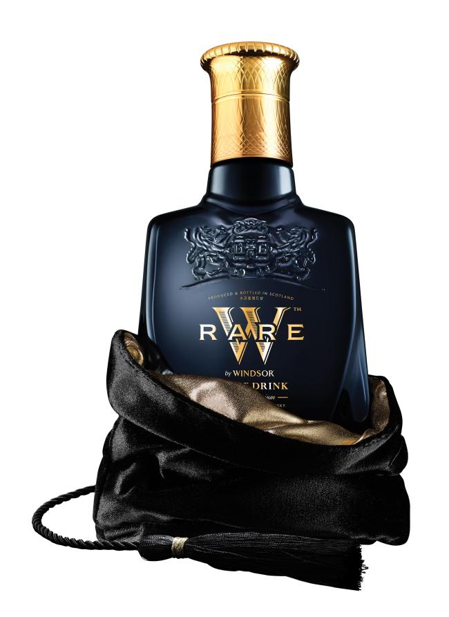 디아지오가 최근 출시한 35도 기타주류 ‘윈저 더블유 레어(W
Rare by Windsor)’는 고급스러운 파우치를 포장재로 사용했다.