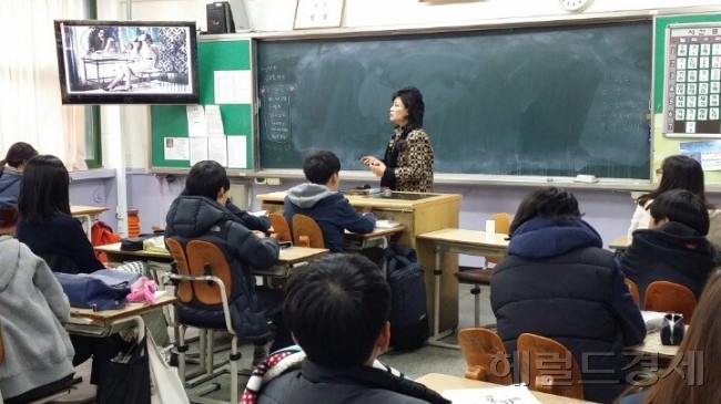 ▲상도중학교에서 흡연예방 교육을 실시하고 있는 조영순코치