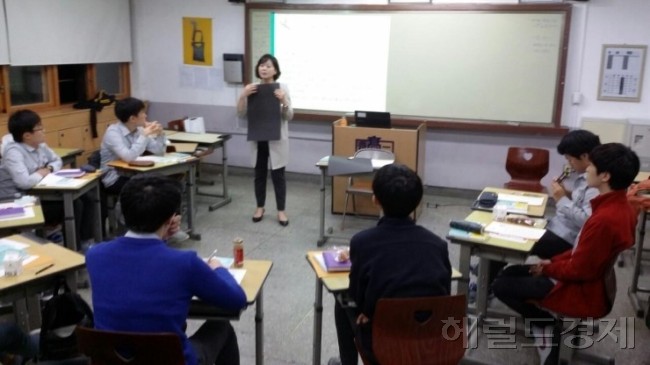 ▲2015년 영일고등학교에서 진행되었던 진로프로램 중 독서토론 수업 모습