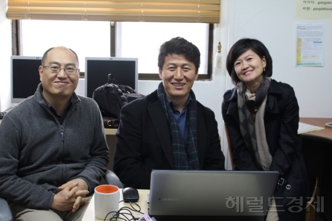 ▲모처럼 사무실 한 자리에 모인 강서 키다리아저씨 선생님들. 왼쪽부터 이승민, 김성길, 민경량 선생님
