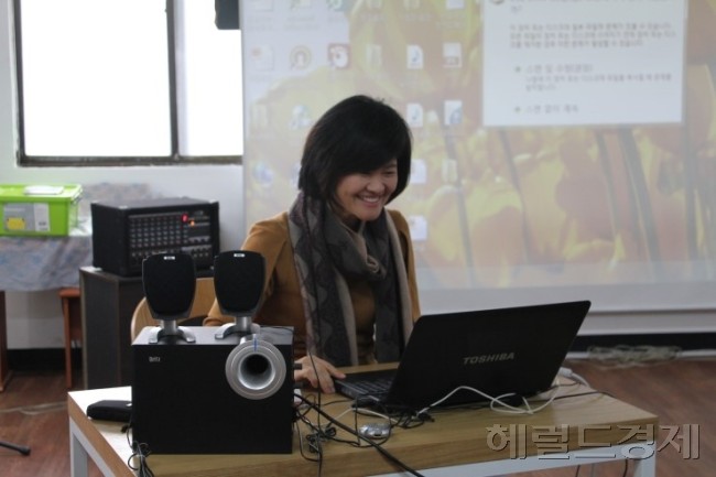 ▲영일고 대안교실 진로프로그램에 들어가고 있는 민경량 키다리 선생님은 수업시간을 기다리고 있을 때가 가장 행복하다고 한다