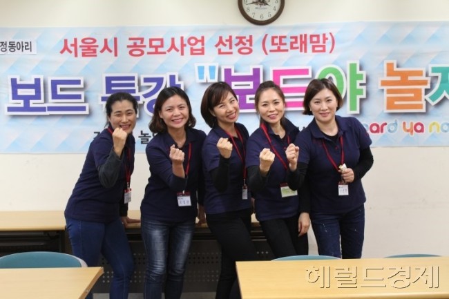▲'또래맘' 멤버들. 왼쪽부터 김란숙, 오정환, 이미정, 이정하, 진선주 회원